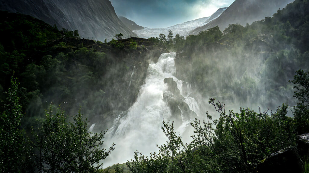 Vandfald nedenfor Briksdalsbræen 1999