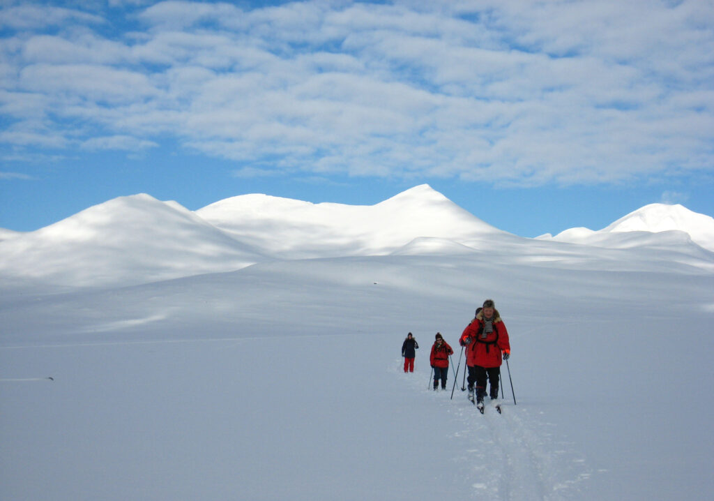 På vej mod Mysusæter med høje fjelde i Rondane i baggrunden 2007